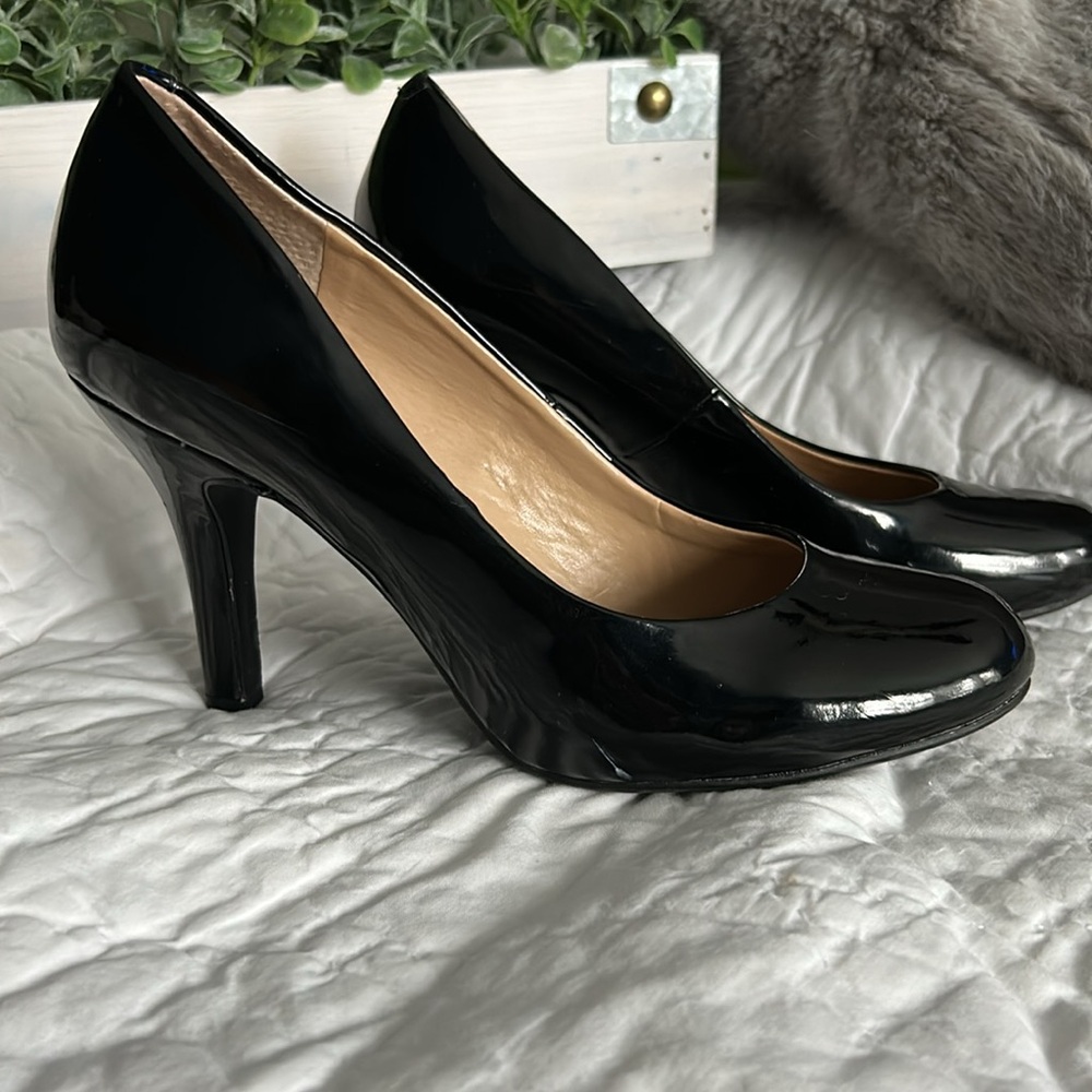 Kelly & Katie black pumps - Picture 5 of 9